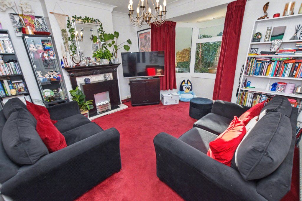 Property photo 2 of 18 Lounge