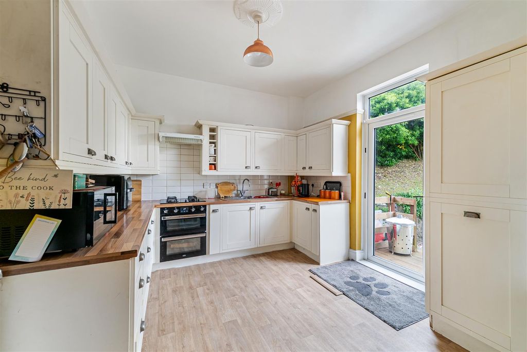 Property photo 3 of 21 Kitchen