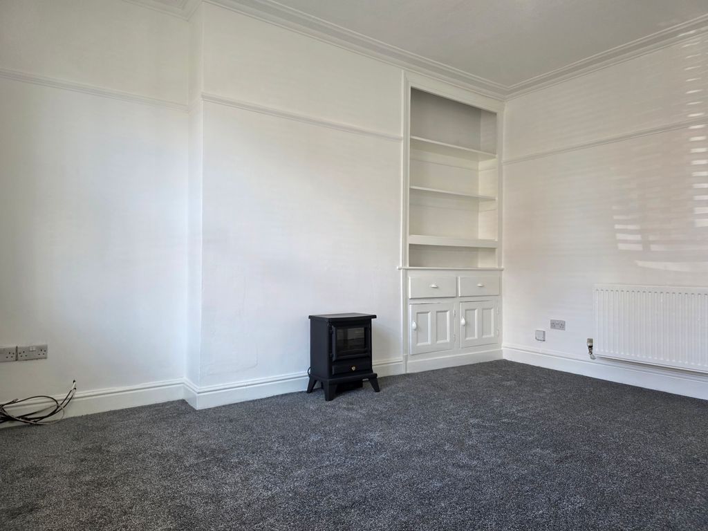 Property photo 2 of 10 Livingroom