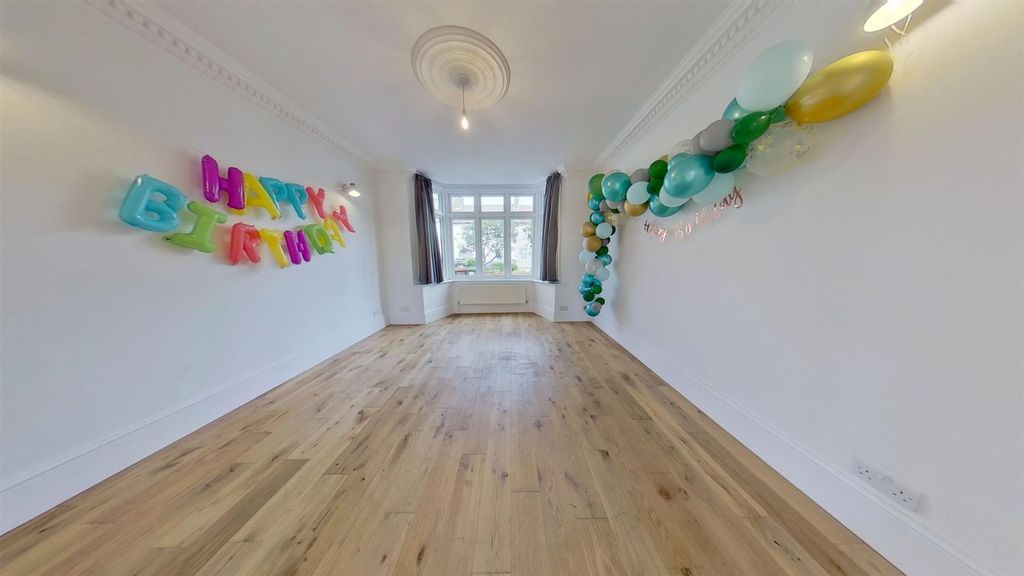Property photo 2 of 15 Cranleigh Gardens Ig11