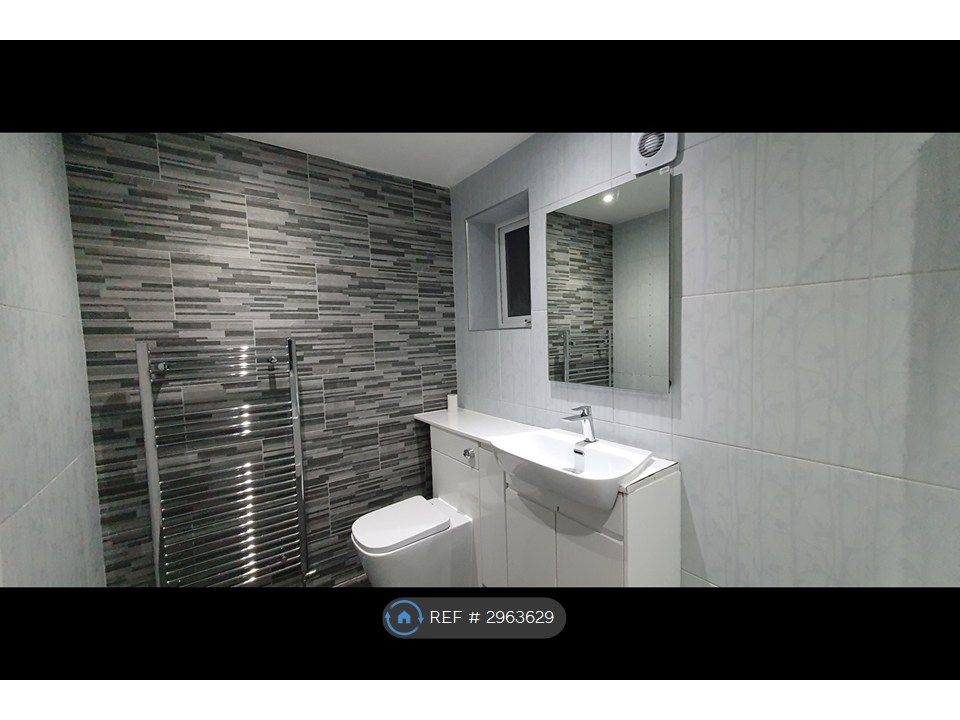 Property photo 2 of 18 Modern Family Bathroom