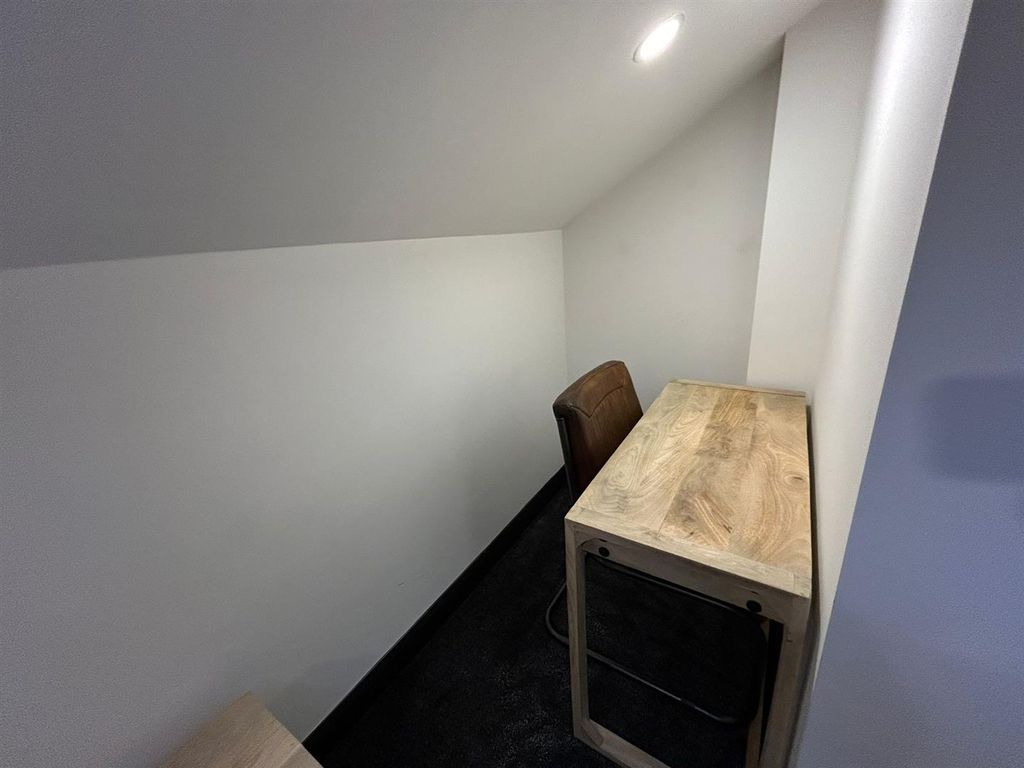 Property photo 3 of 7 Room 4..Jpg