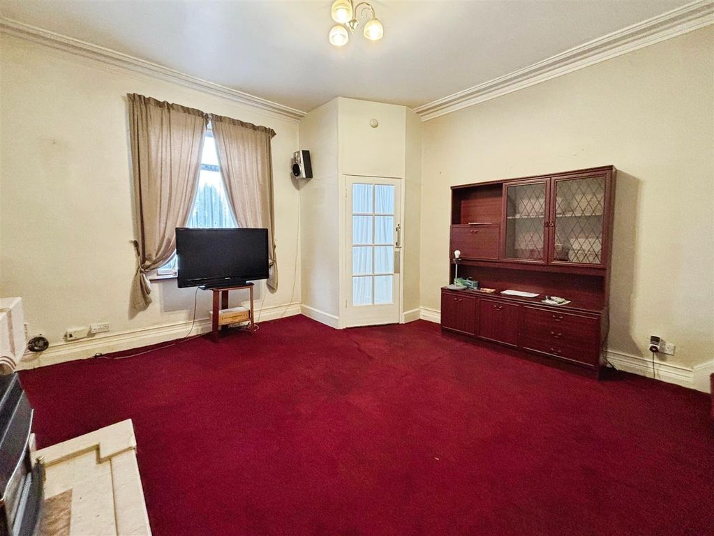 Property photo 3 of 16 Lounge