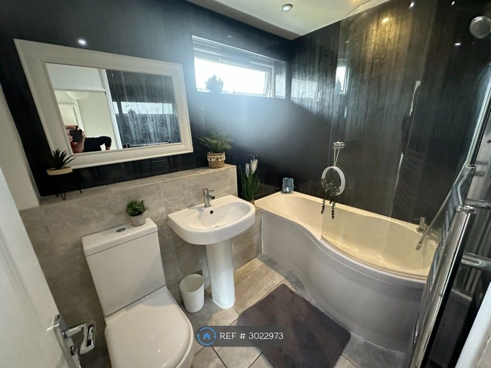Property photo 1 of 19 Bathroom