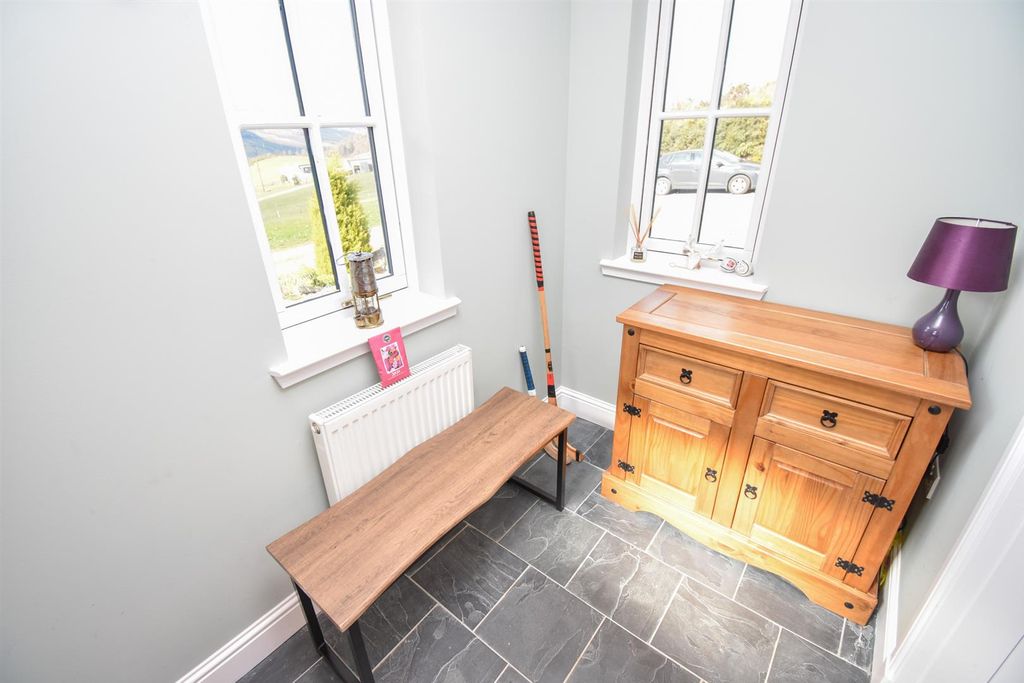 Property photo 3 of 33 Entrance Porch (2).Jpg