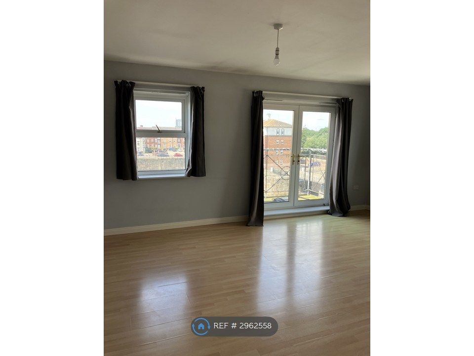 Property photo 3 of 11 Living Room