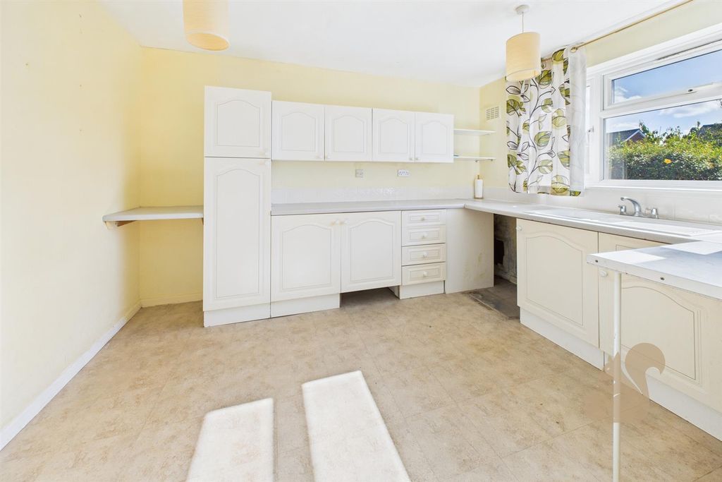Property photo 3 of 14 Kitchen