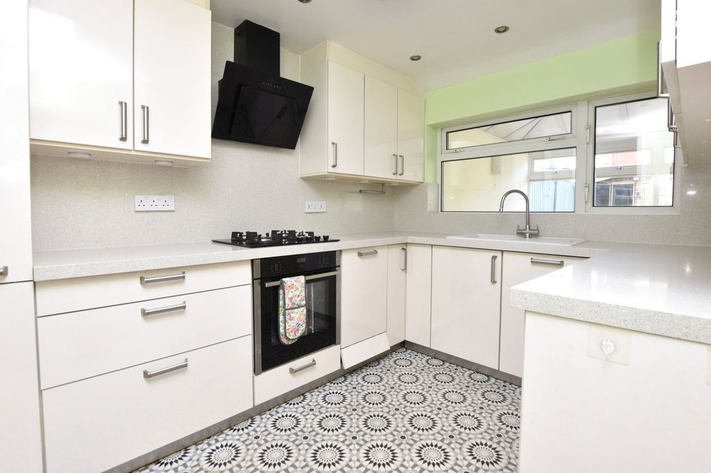 Property photo 3 of 11 Kitchen