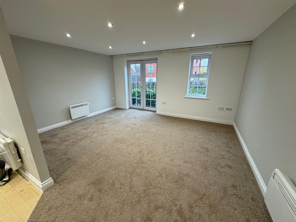 Property photo 1 of 10 Lounge