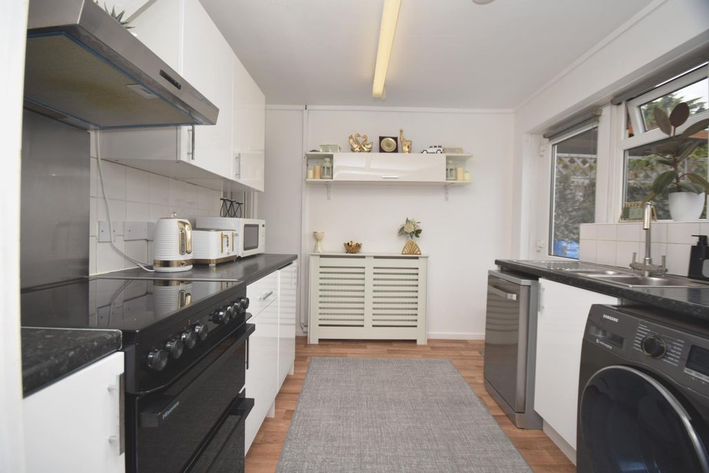 Property photo 3 of 18 Kitchen
