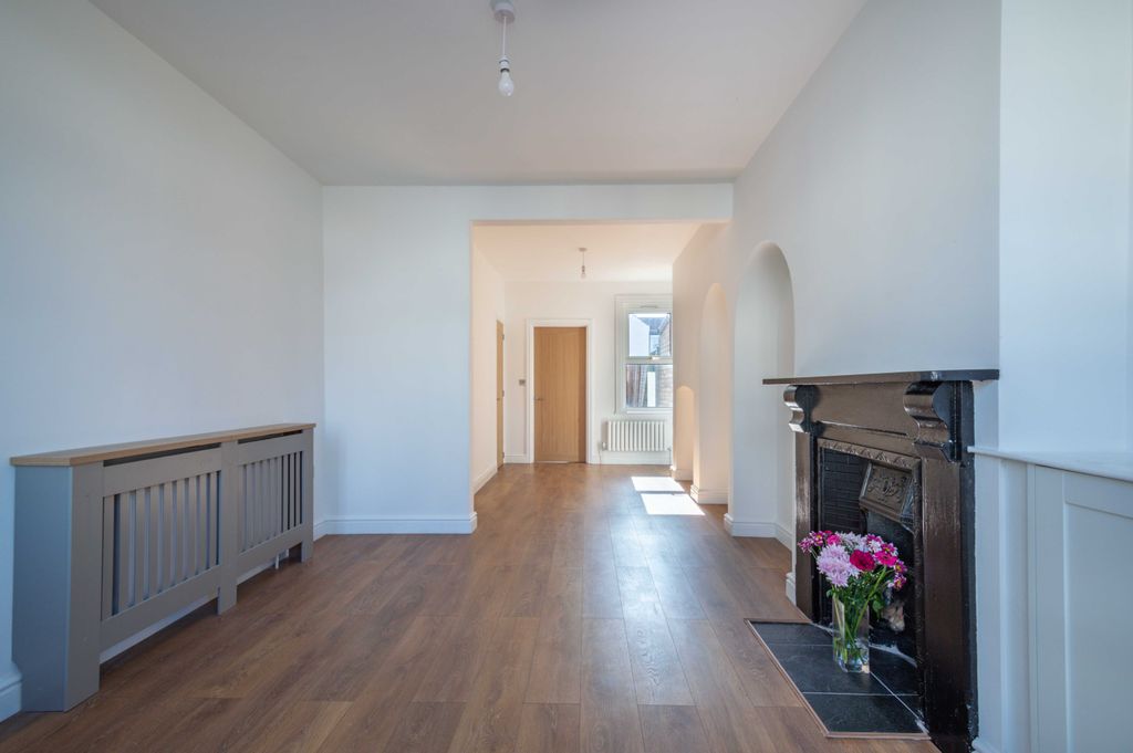 Property photo 2 of 13 28 Park Lane-01