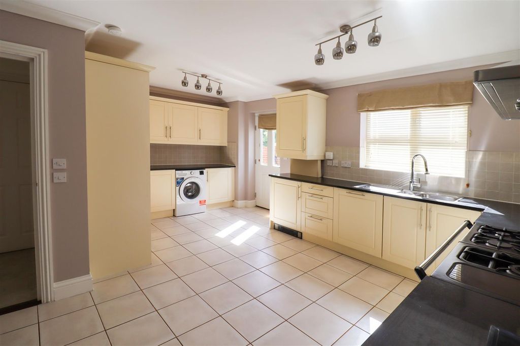 Property photo 2 of 17 Kitchen 2.Jpg