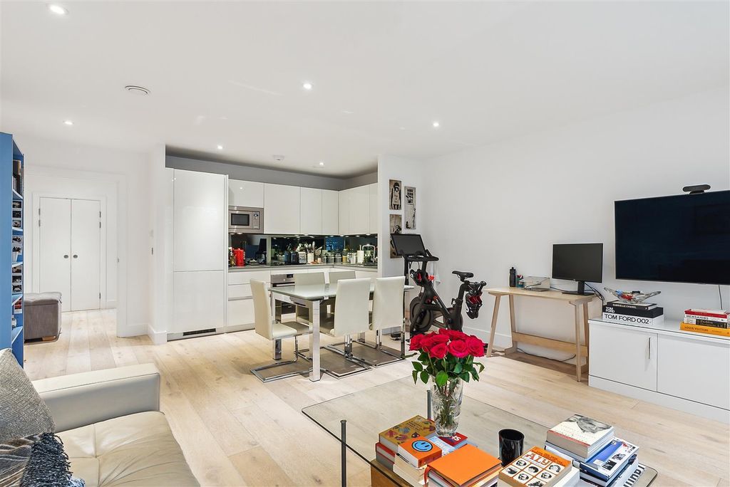 Property photo 3 of 17 Living Room