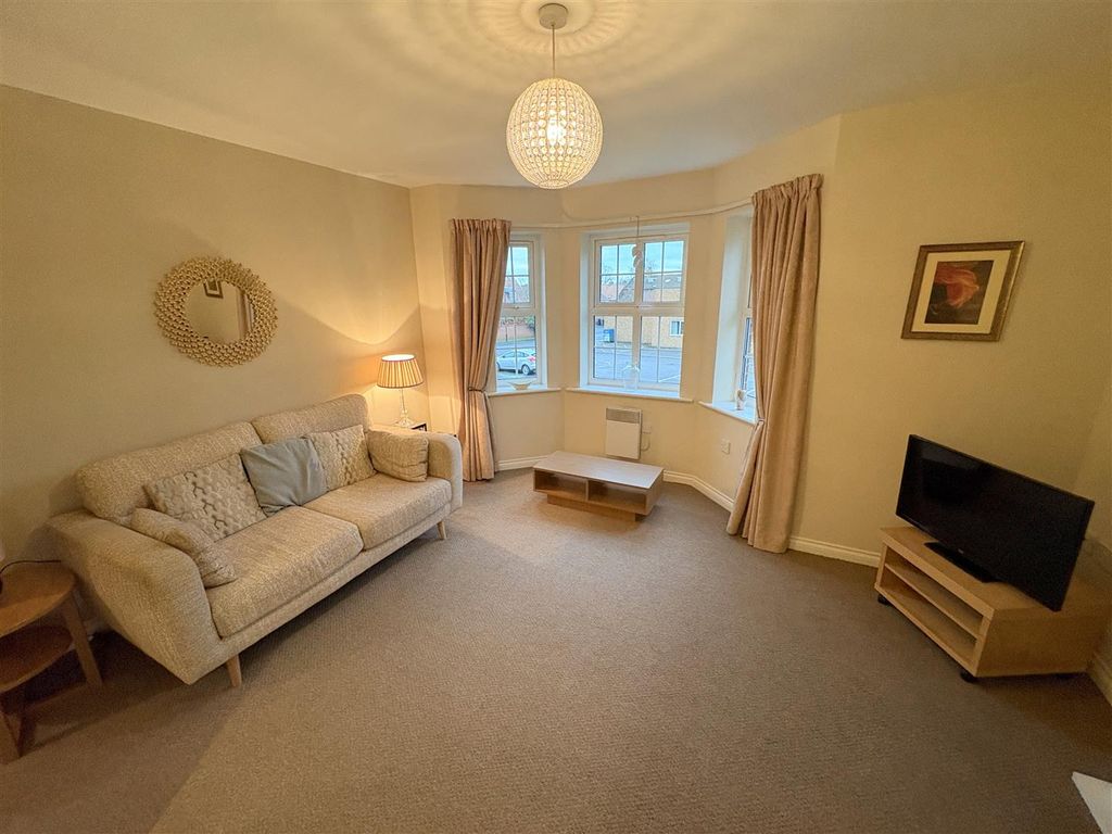 Property photo 3 of 16 Lounge