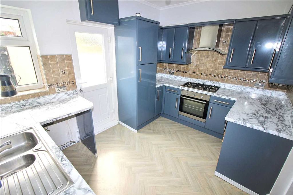 Property photo 3 of 9 Kitchen