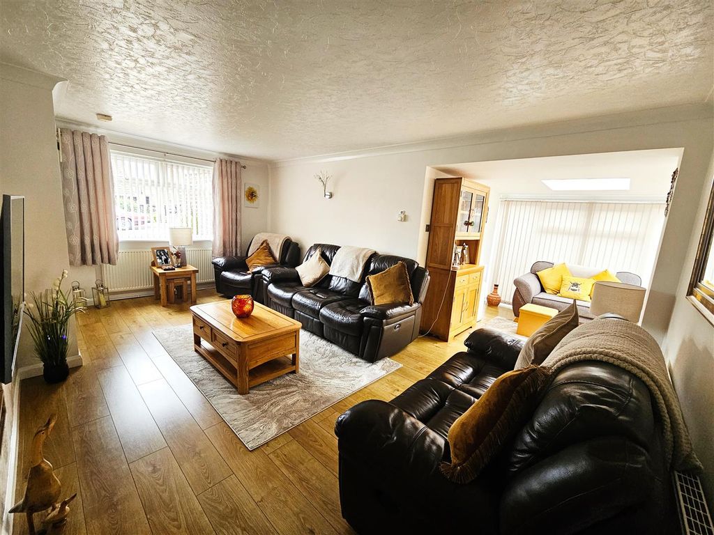 Property photo 2 of 13 Lounge