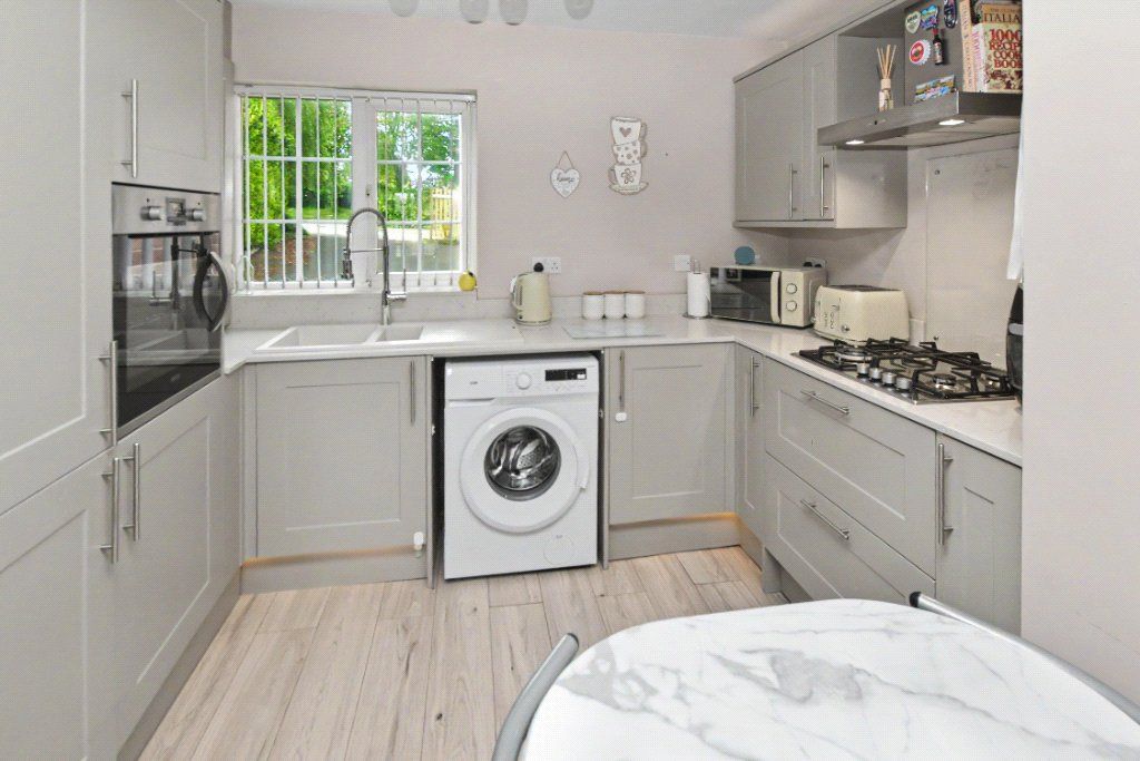 Property photo 3 of 10 Kitchen