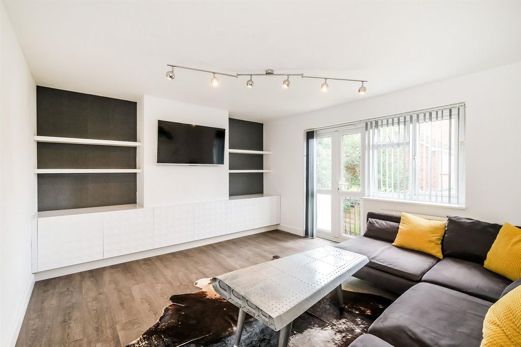 Property photo 2 of 17 102 Brading Crescent-15_Web.Jpg