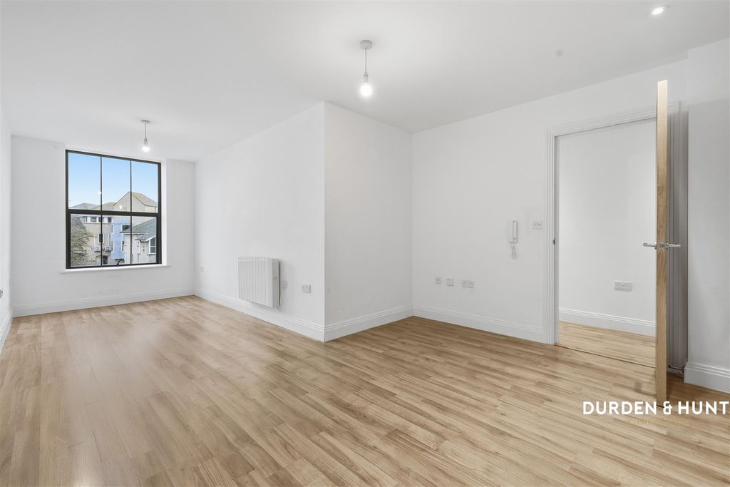 Property photo 2 of 10 Whitewell Road