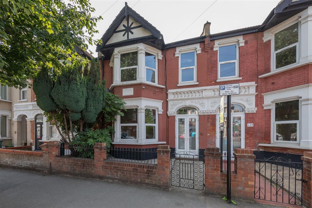 Property photo 1 of 27 Hale End Road, E4