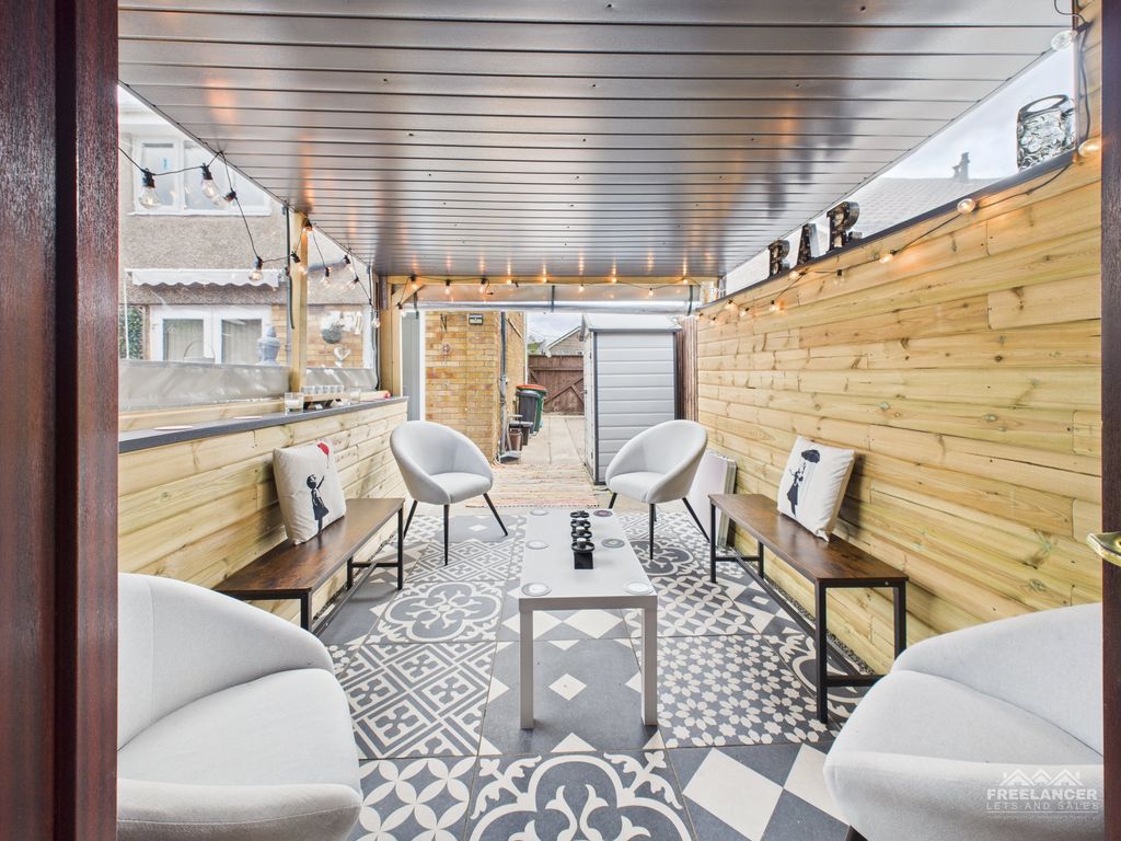 Property photo 2 of 18 Bar 2