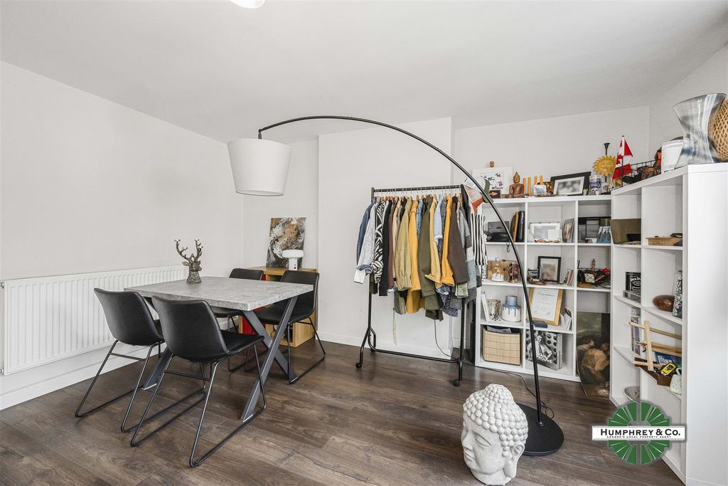 Property photo 2 of 14 35 Oxford Road -002.Jpg