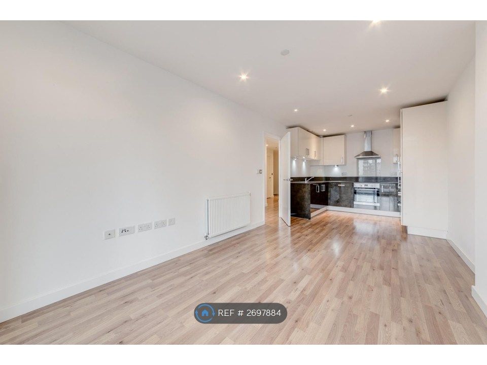 Property photo 3 of 12 Living Room / Kitchen