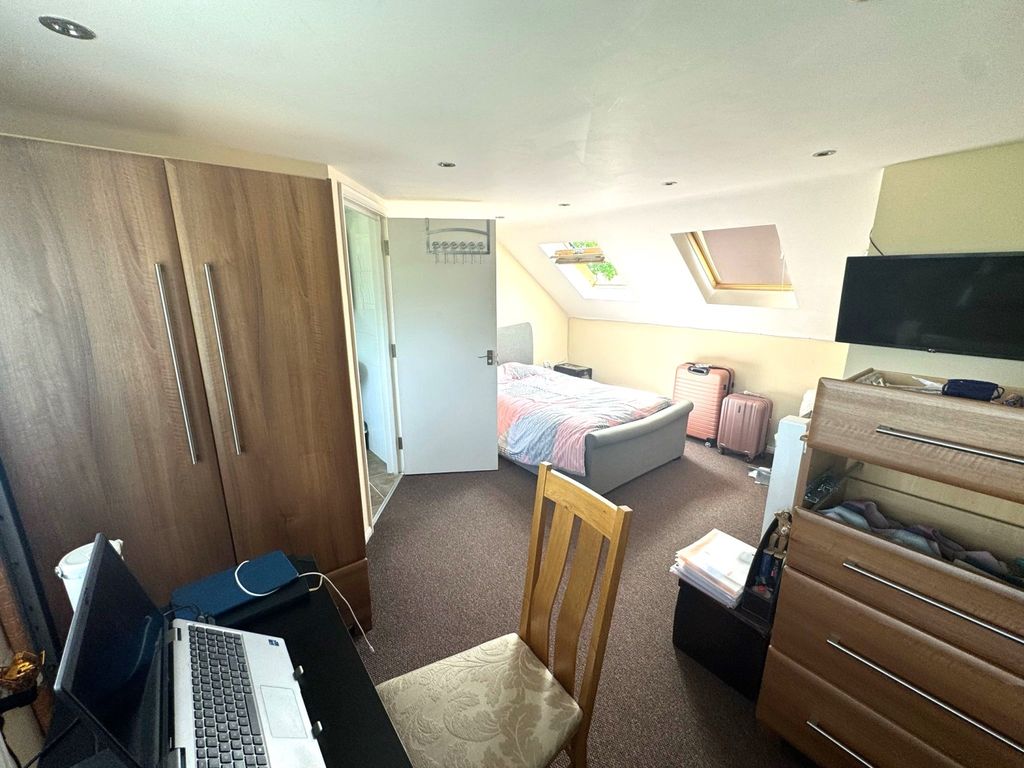 Property photo 2 of 10 Bedroom 1