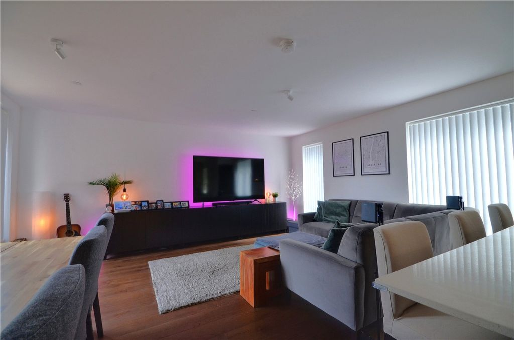Additional image 10 of 2 bed flat for sale52 Queens Road, East Grinstead, West Sussex RH19