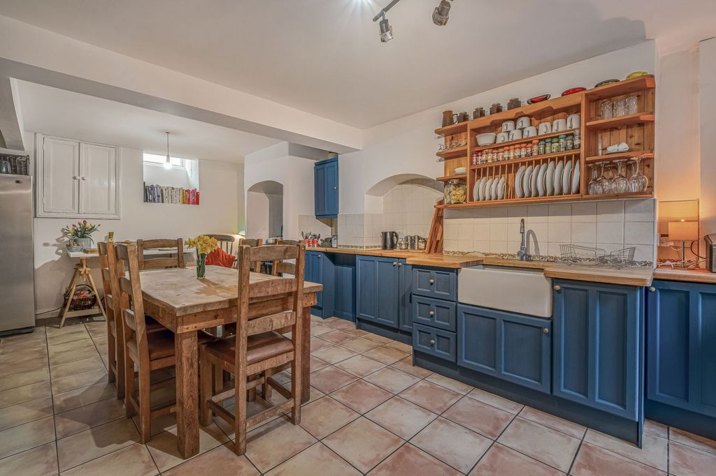 Property photo 2 of 25