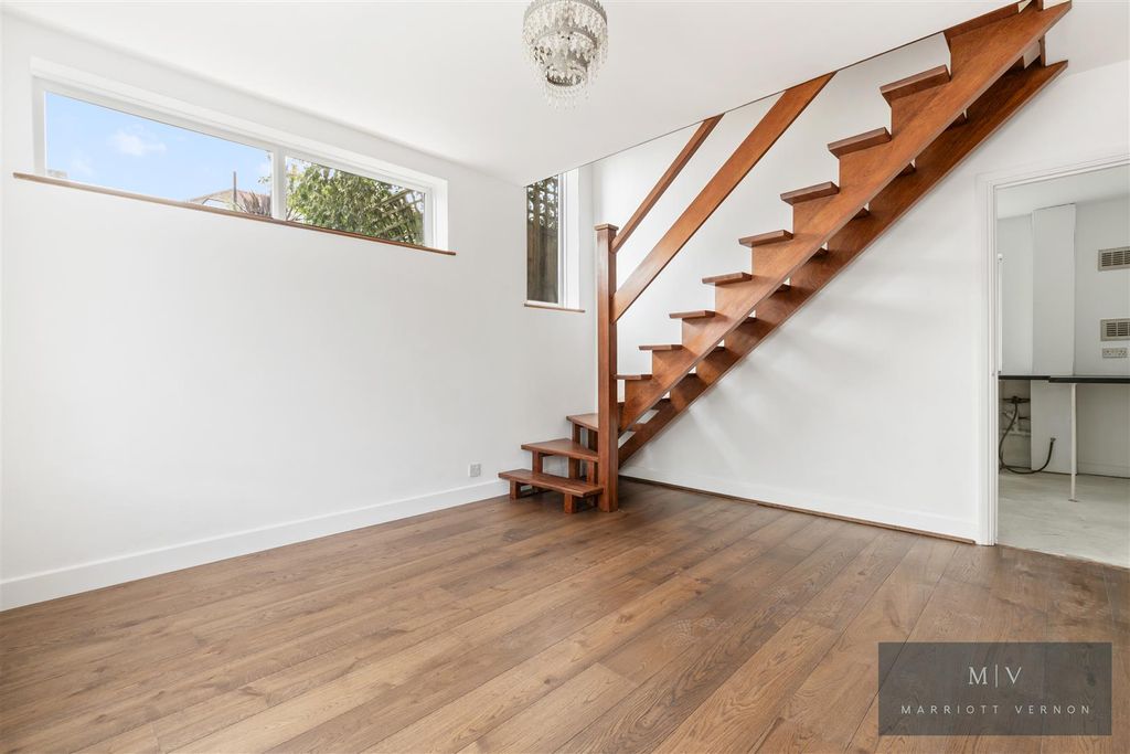 Property photo 3 of 15 Pollards Wood Road 1A MV-4.Jpg