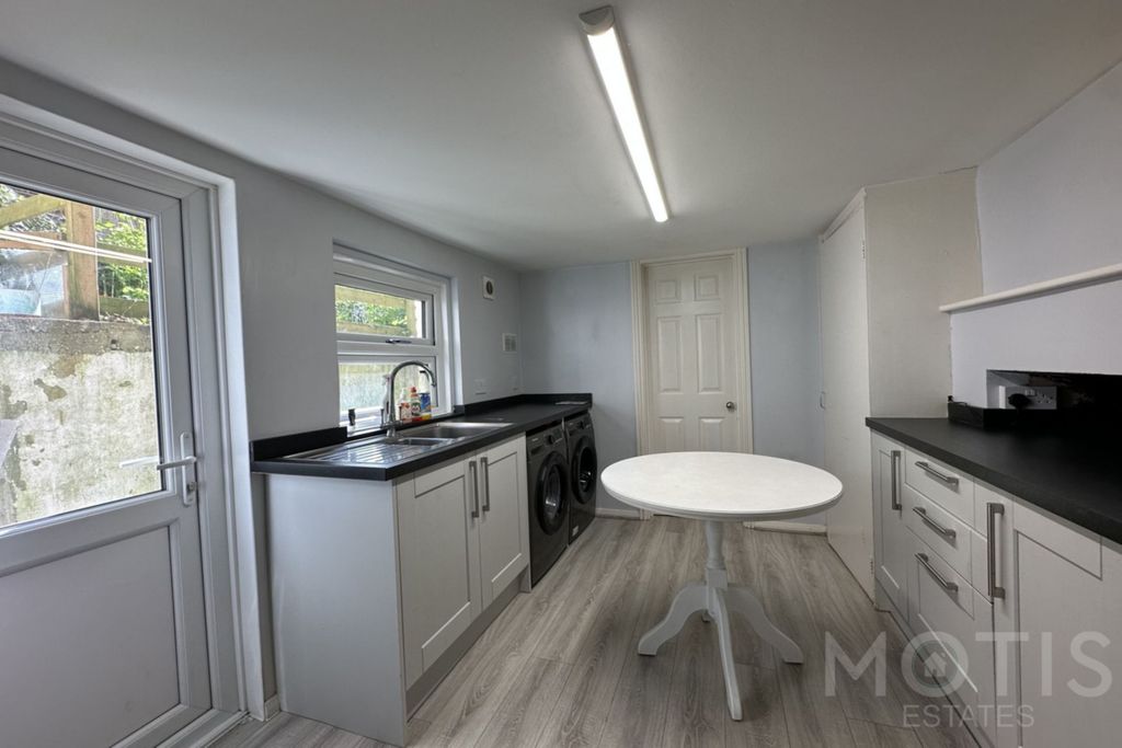 Property photo 3 of 8 Photo 6