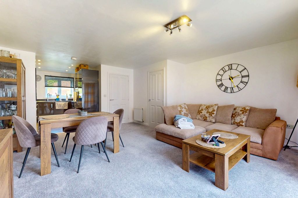 Property photo 2 of 18 4963883