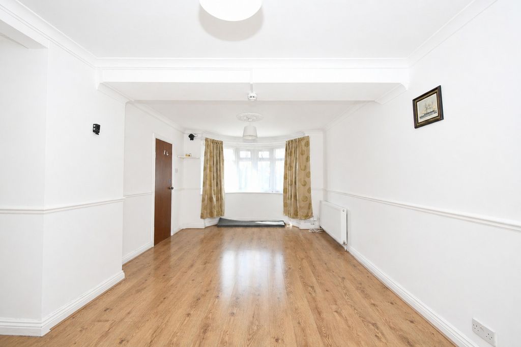 Property photo 3 of 11 5113352