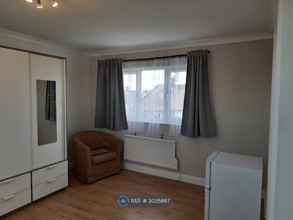 Property photo 3 of 6 Ensuite Room