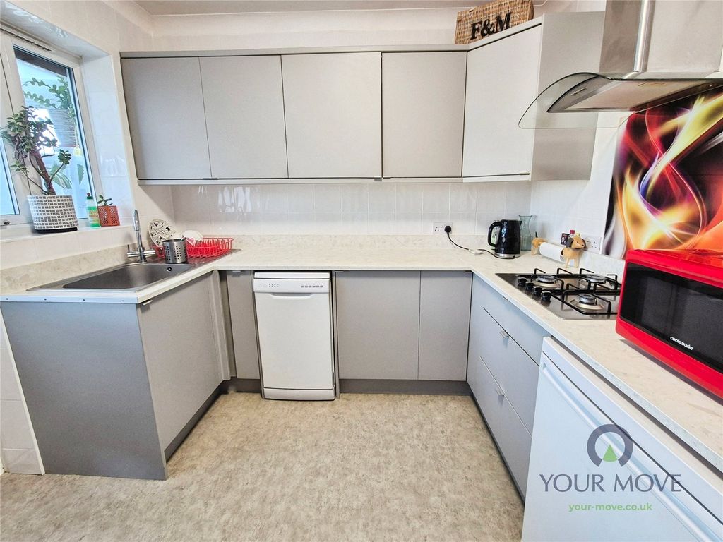 Property photo 3 of 21 Kitchen