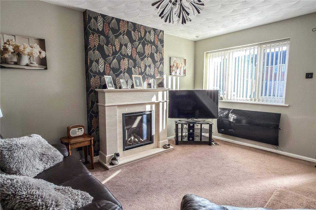 Property photo 2 of 17 Lounge