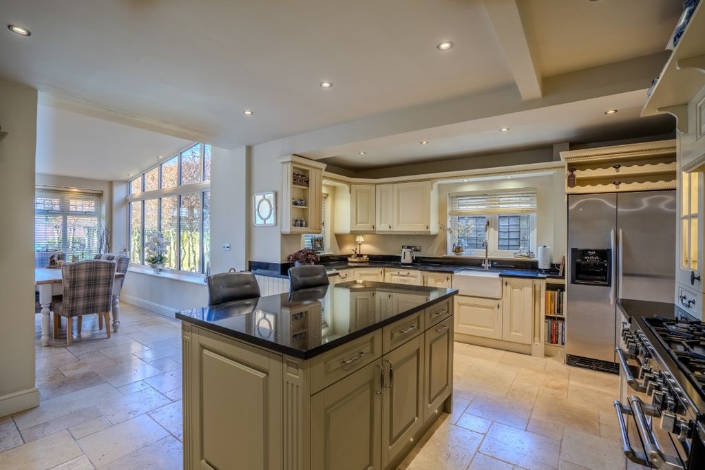 Property photo 2 of 31