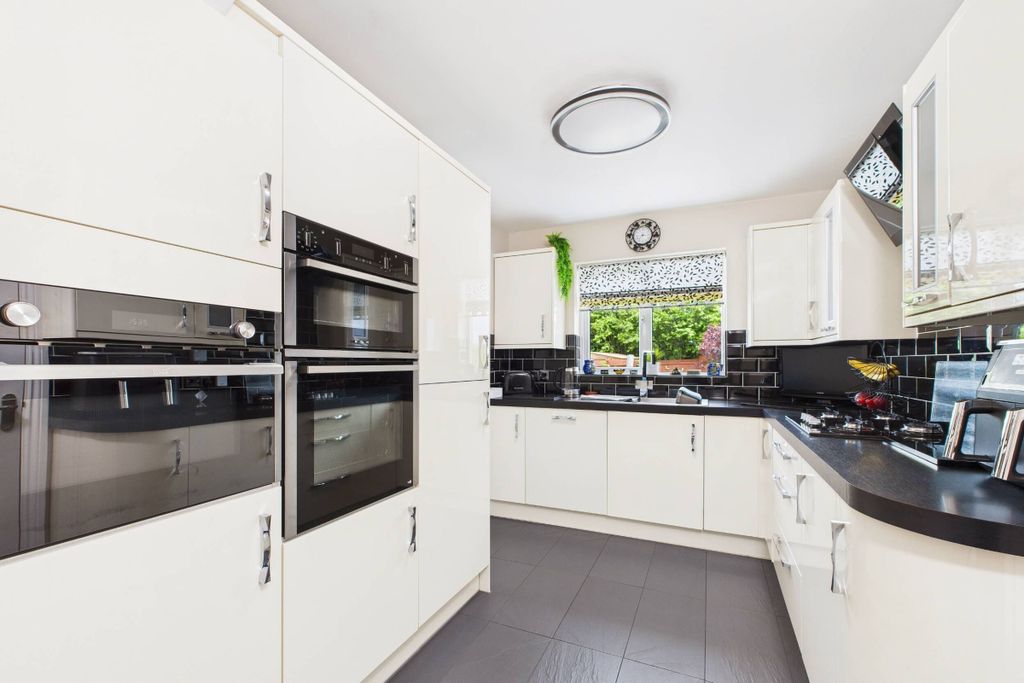 Property photo 2 of 24
