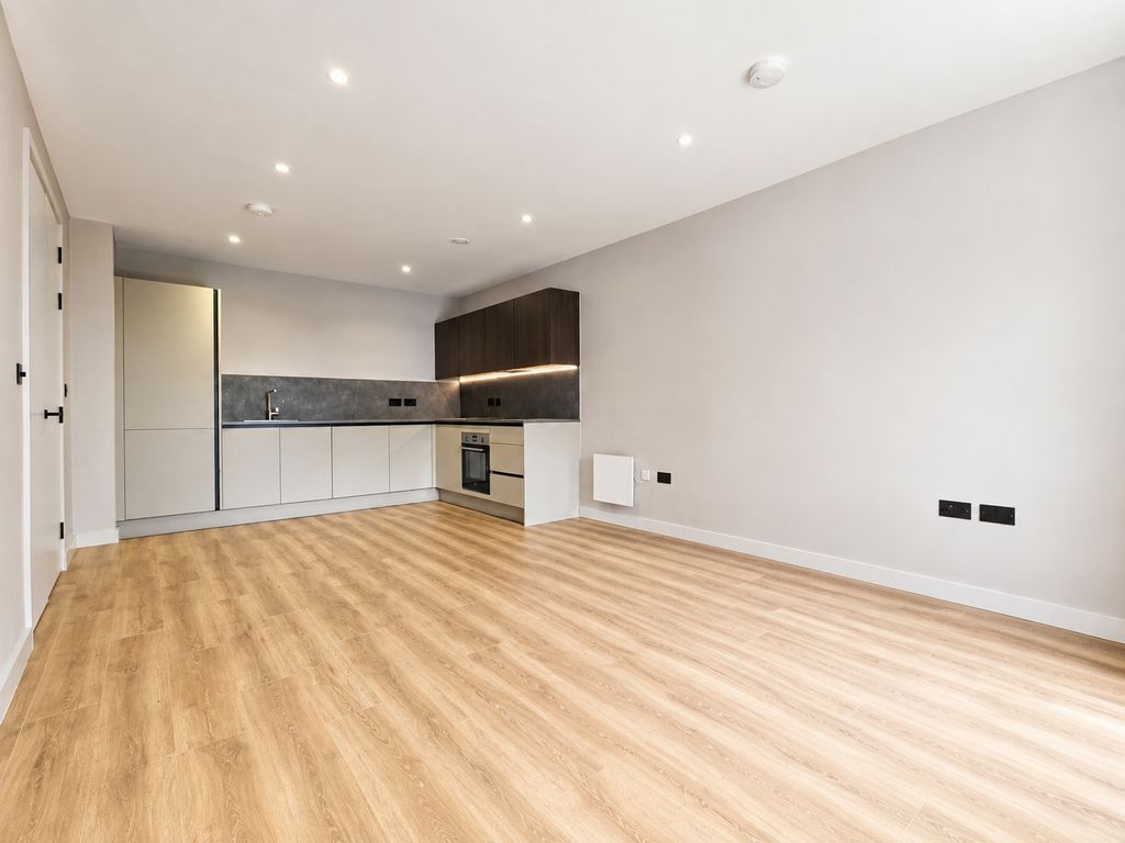 Property photo 3 of 10 Living Kitchen