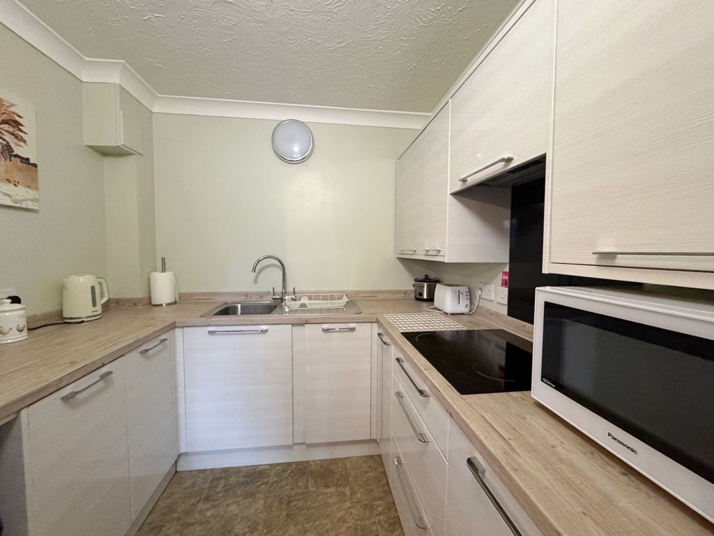 Property photo 3 of 9 Kitchen