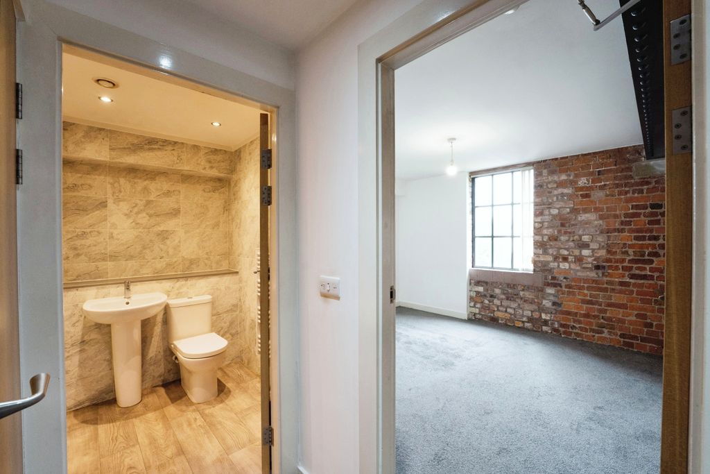 Property photo 3 of 16 Bathroom/Bedroom