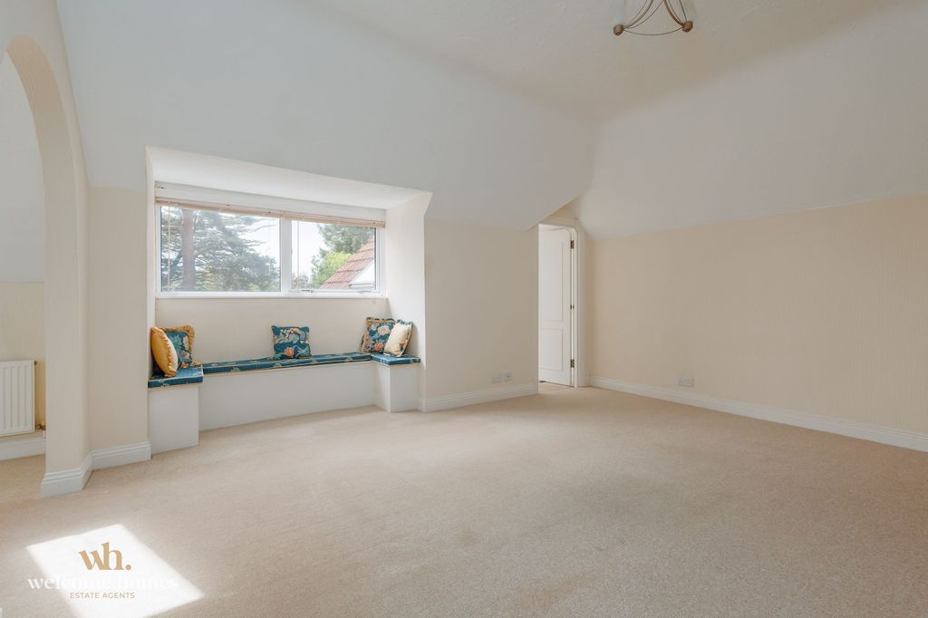 Property photo 3 of 20 Lounge