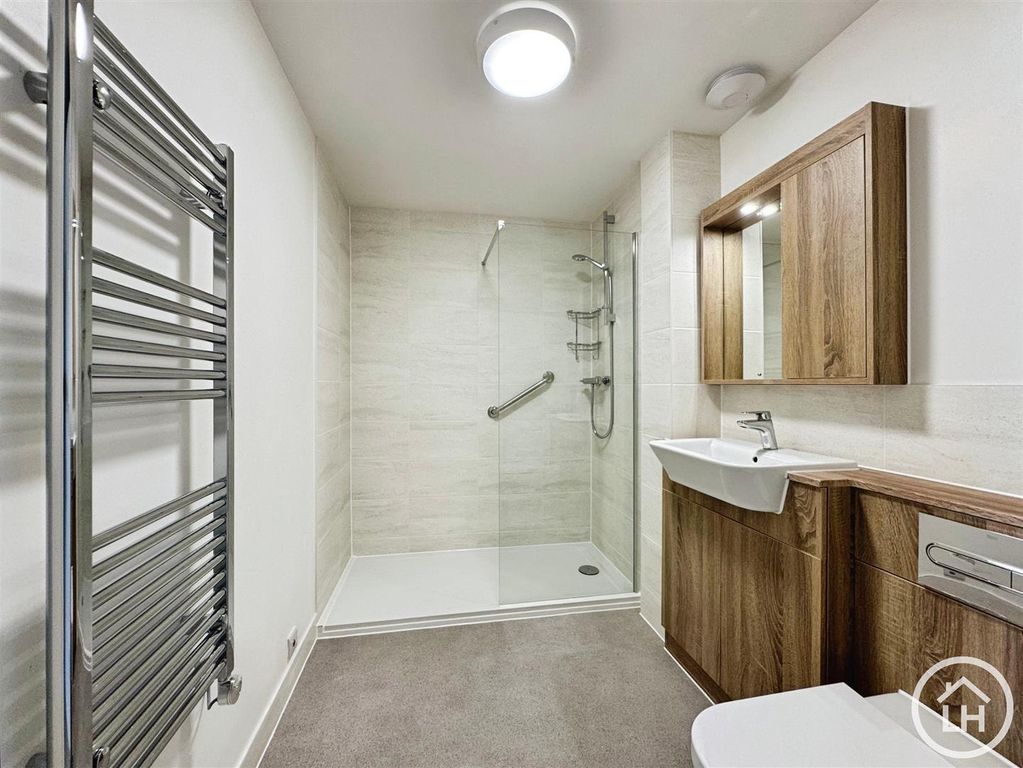 Property photo 3 of 9 Bathroom