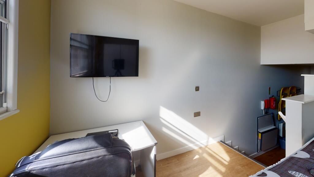 Property photo 1 of 4 A Clean And Modern Single Toilet Room With Natural...
