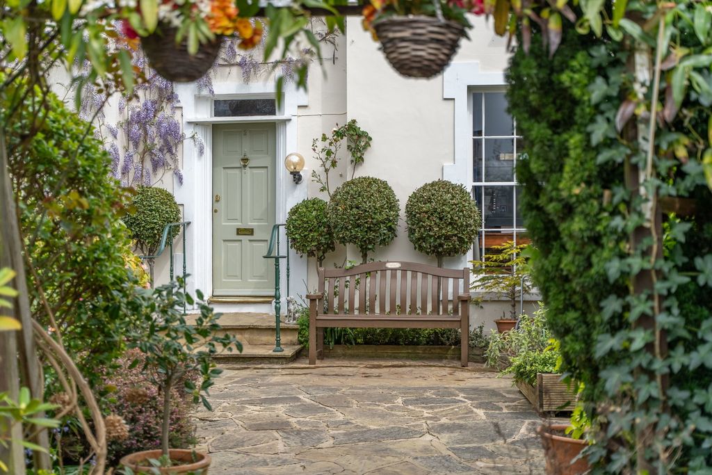 Property photo 2 of 31