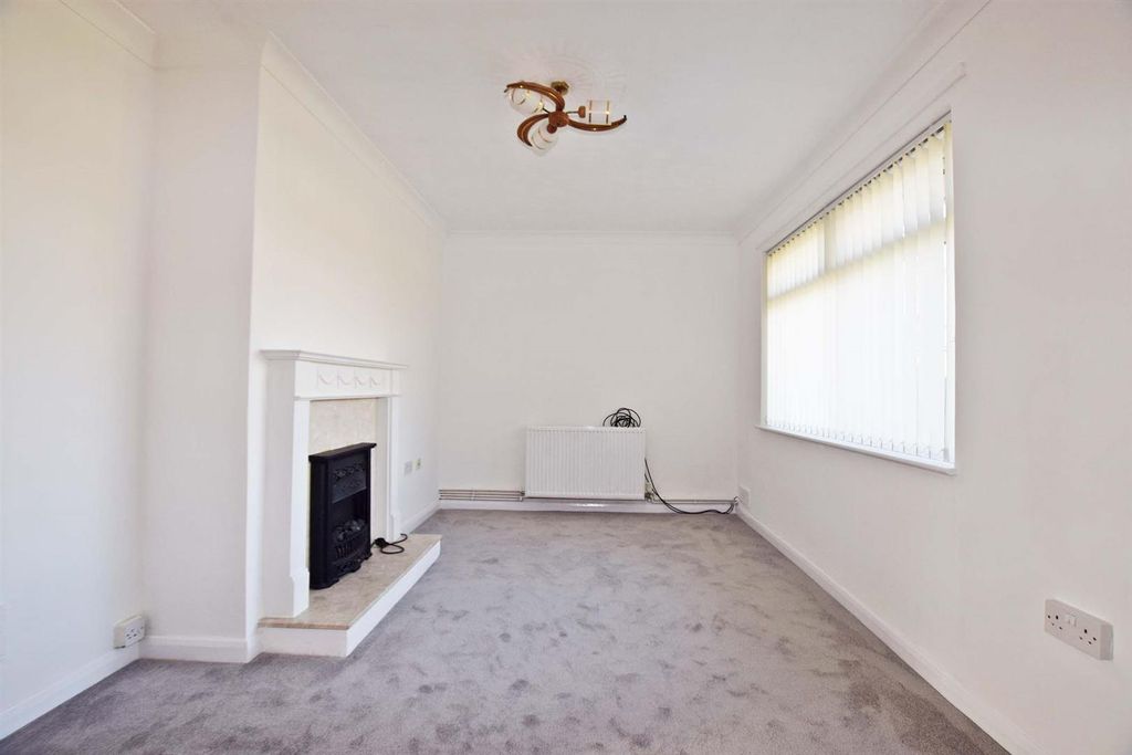 Property photo 3 of 9 Lounge