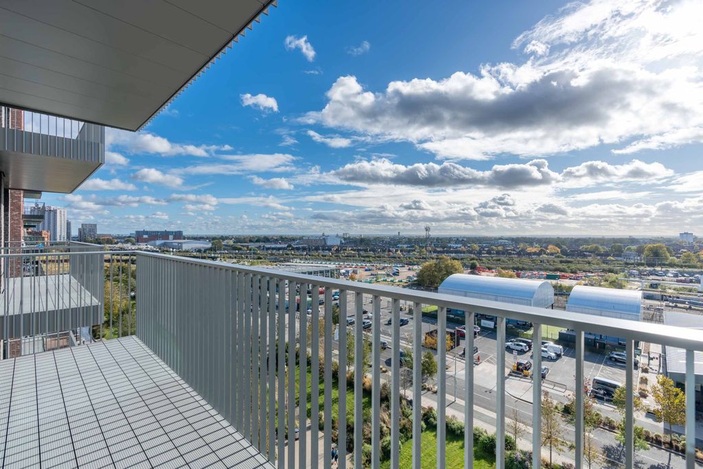 Property photo 2 of 9 Balcony