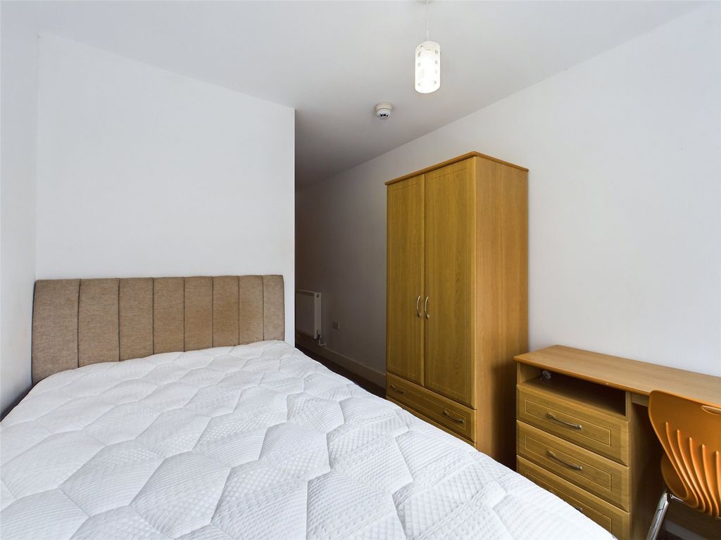 Property photo 1 of 7 Bedroom-Room-To-Rent