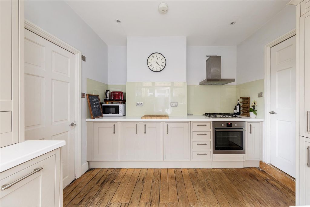 Property photo 3 of 28 Carr Road, E17